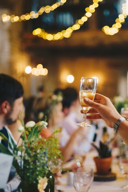 Copa alzada para un brindis