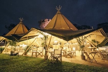 Carpas con iluminación nocturna