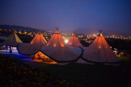 Carpas con iluminación nocturna