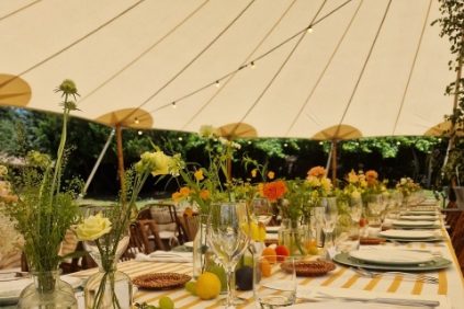 Mesa decorada bajo una carpa